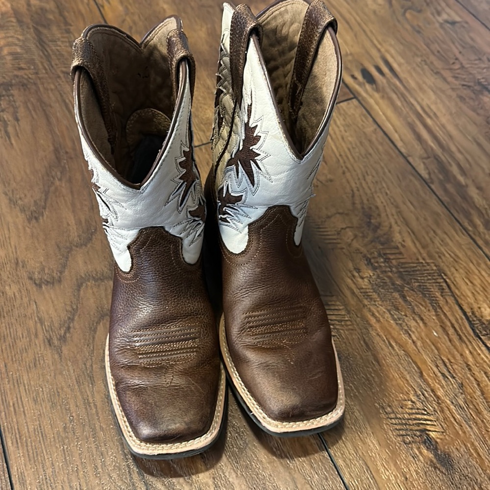 Kids Ariat brown/cream boots.